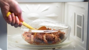 Dùng lò vi sóng có gây ung thư hay không?