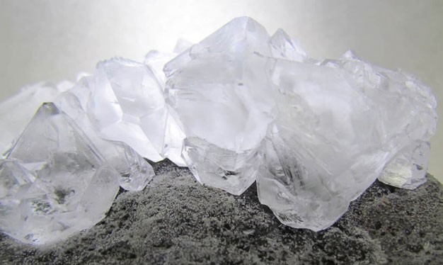 Phèn chua có tinh thể to nhỏ không đều,