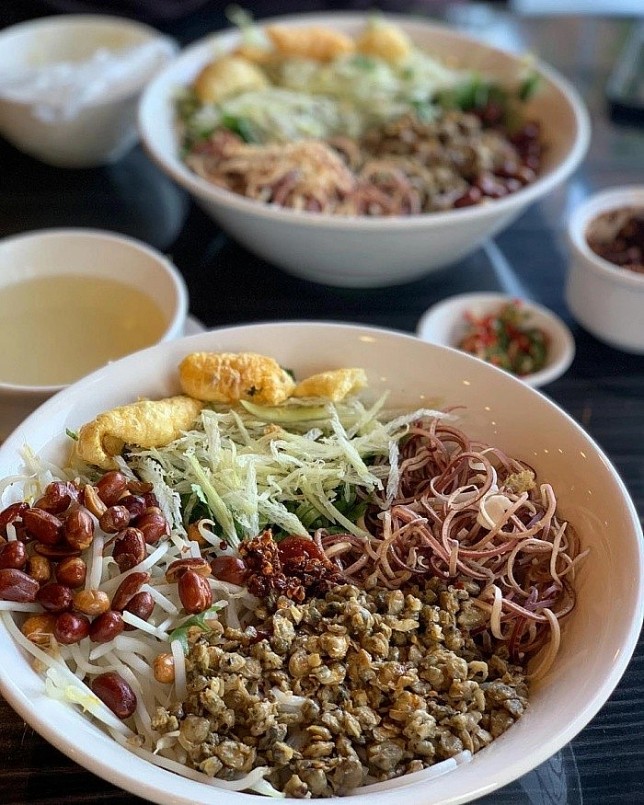 Quán Đập Đá là địa chỉ ăn bún hến quen thuộc của dân xê dịch Quán Đập Đá là địa chỉ ăn bún hến quen thuộc của dân xê dịch