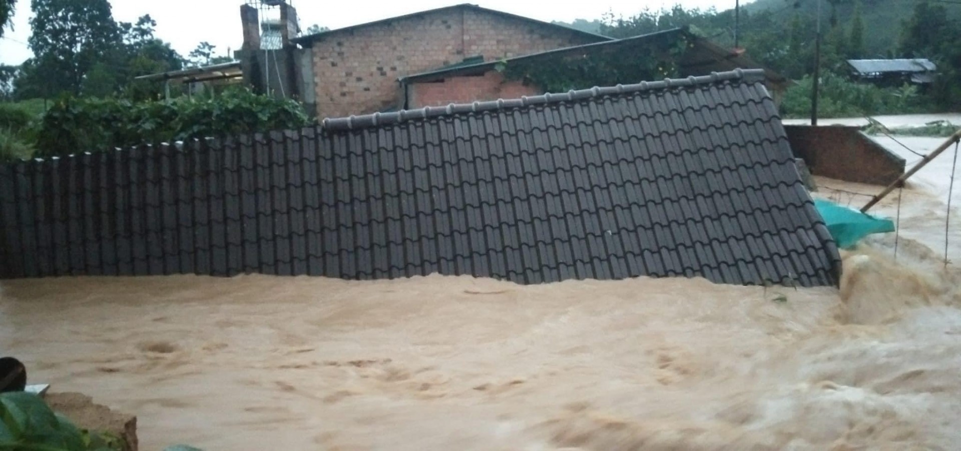 Mưa lớn đã khiến căn nhà trên địa bàn xã Ya Xiêr, huyện Sa Thầy bị ngập nước. Mưa lớn đã khiến căn nhà trên địa bàn xã Ya Xiêr, huyện Sa Thầy bị ngập nước.