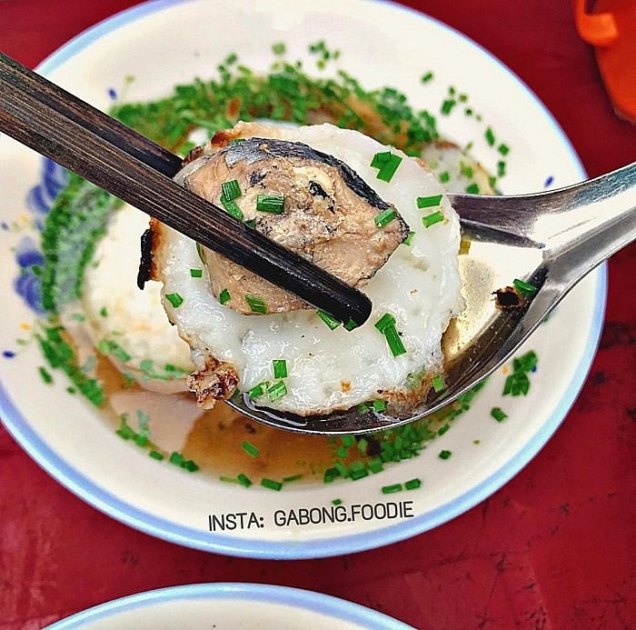 Nước dùng rất thơm nhờ cho nhiều hẹ sẻ