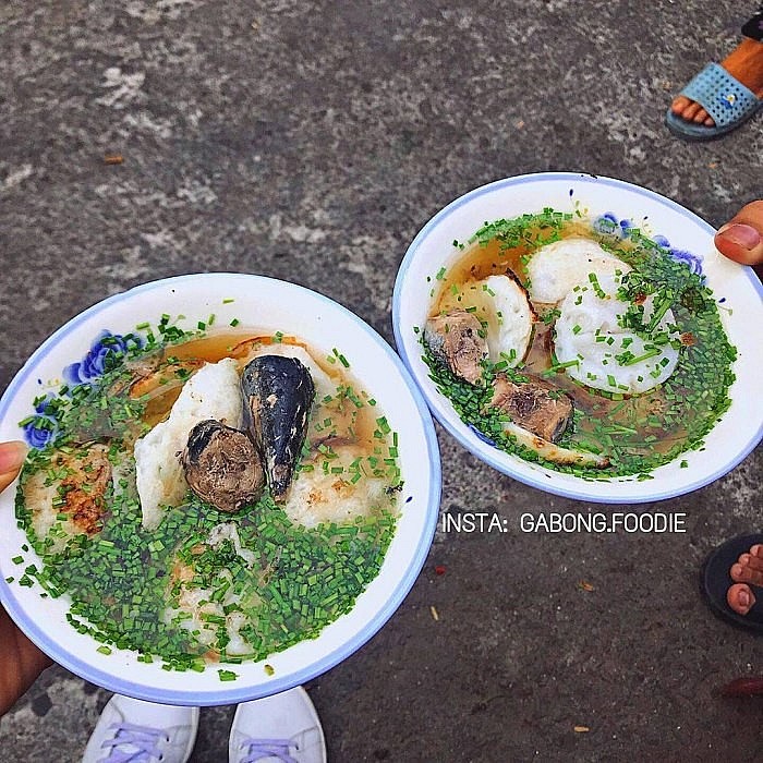 Giá mỗi tô bánh căn chỉ 10,000 đồng