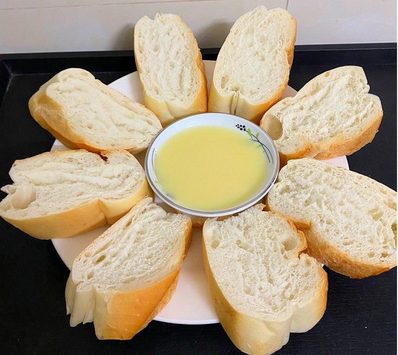 Thường xuyên ăn bánh mì chấm sữa vào buổi sáng có tốt không?