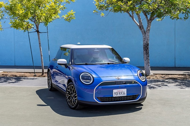 Lộ diện Mini Cooper Electric 2024 – cái nhìn chính thức đầu tiên về cabin kỹ thuật số đầu tiên