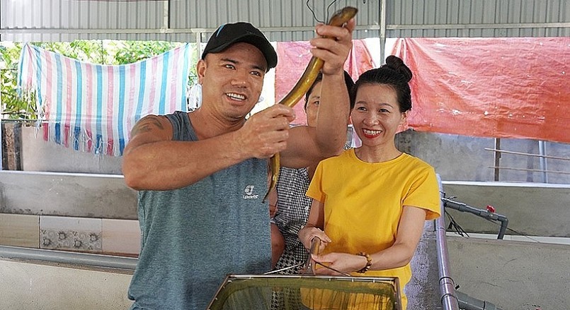 Niềm vui của vợ chồng anh Thắng khi lứa lươn không bùn đầu tiên phát triển tốt, dự kiến thu lãi 150 triệu đồng.