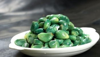 Tỏi ngâm giấm chuyển màu xanh có ăn được hay không?