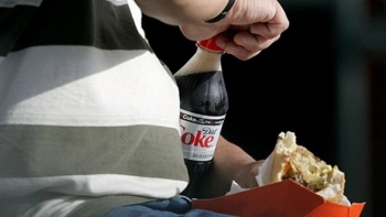 Uống nước ngọt không đường, không calo nhưng cân nặng không hề giảm