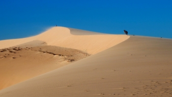 Những đồi cát trắng tuyệt đẹp ôm bờ biển Tuy Phong