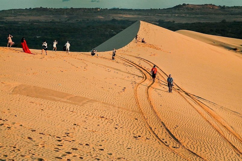 Những đồi cát trắng ôm bờ biển Tuy Phong