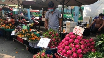 Mít ruột đỏ, thanh long giá rẻ bất ngờ