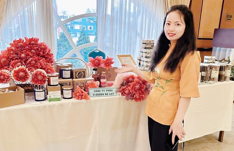 Ngọc Sương giới thiệu các sản phẩm từ hoa sen Đa Lộc