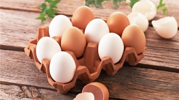 Trứng gà màu nâu có tốt cho sức khoẻ hơn trứng gà màu trắng?