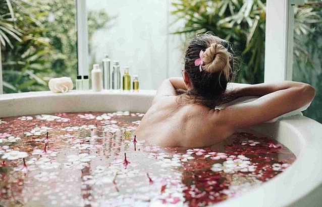 Tắm lá bưởi cùng các thảo mộc thiên nhiên là phương pháp dưỡng da lành tính và hiệu quả