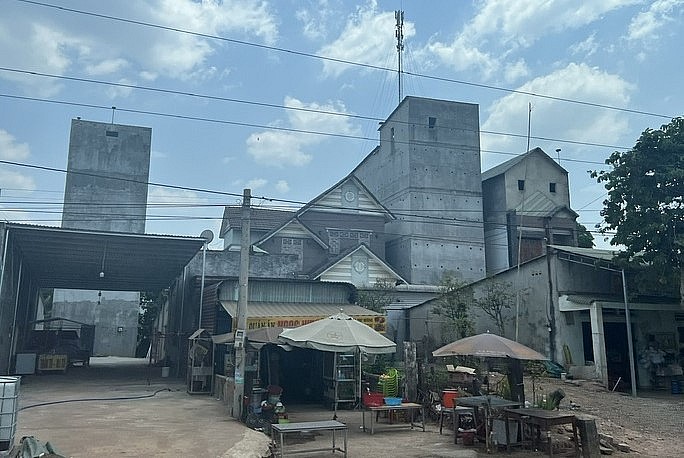 Một nhà yến ở thị xã Chơn Thành mọc ngay một bên nhà dân.