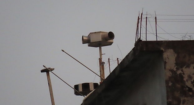 Loa phóng thanh dẫn dụ chim yến gây phiền toái cho người dân trong các khu dân cư.