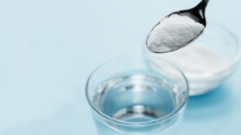 Không cần tốn tiền triệu vào các loại dưỡng ẩm tóc, đây là sản phẩm nhỏ nhưng có võ cho mái tóc khô gàu