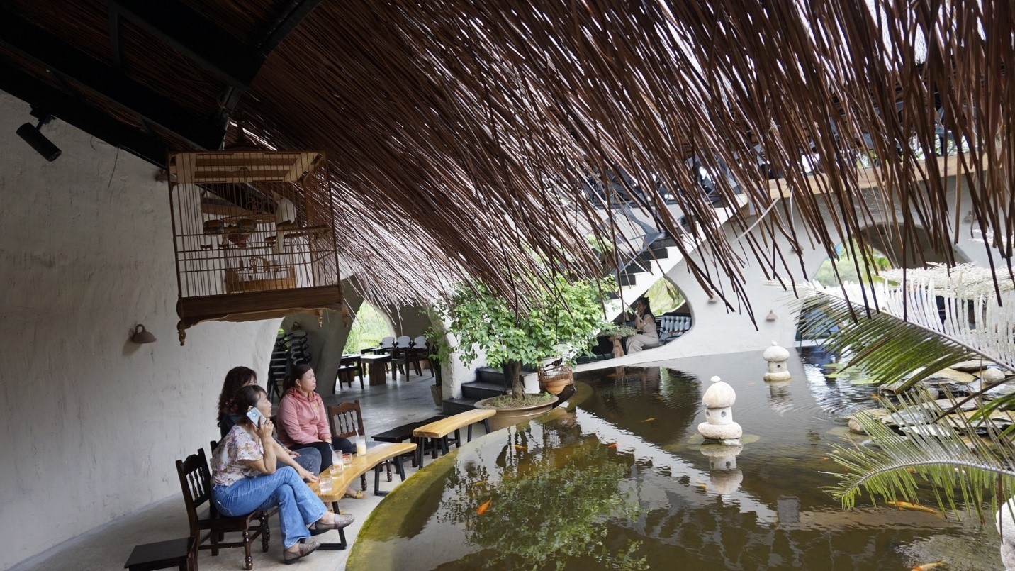 Người dân đến quán cà phê EMO Coffee – Home ngắm chim và thư giãn.