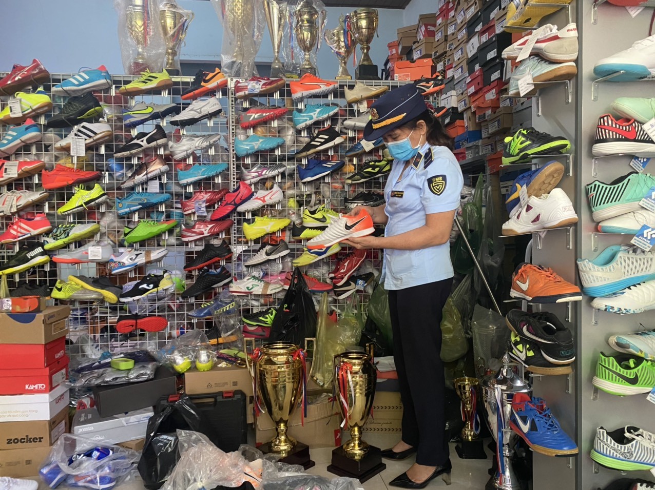 Lực lượng chức năng kiểm tra tại cơ sở kinh doanh Lực lượng chức năng kiểm tra tại cơ sở kinh doanh