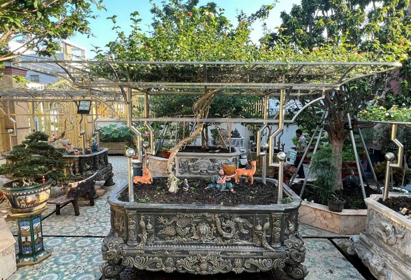 Tất cả các tác phẩm hoa nhài cổ thụ đều được trang bị hệ thống dàn inox vững chắc giúp cây đảm bảo được tính mỹ thuật.