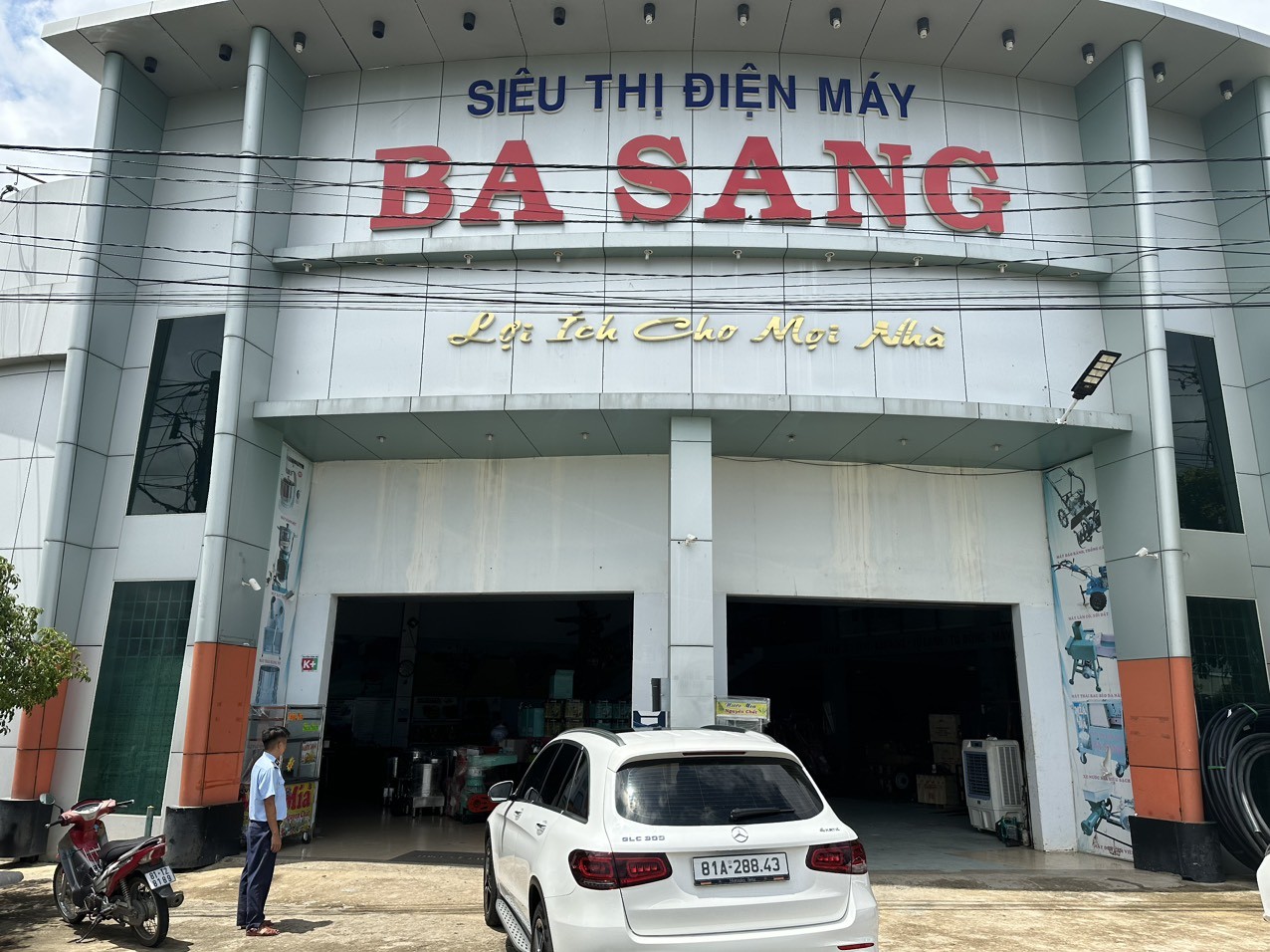  chủ hộ kinh doanh cho biết chỉ kinh doanh mô hình hộ kinh doanh nhỏ lẻ, chưa được phân hạng siêu thị, chưa đảm bảo các tiêu chuẩn quy định để kinh doanh nhiều loại mặt hàng, các tiêu chuẩn Siêu thị, tên gọi “Siêu thị” trên biển hiệu tự đặt để thu hút người mua hàng.