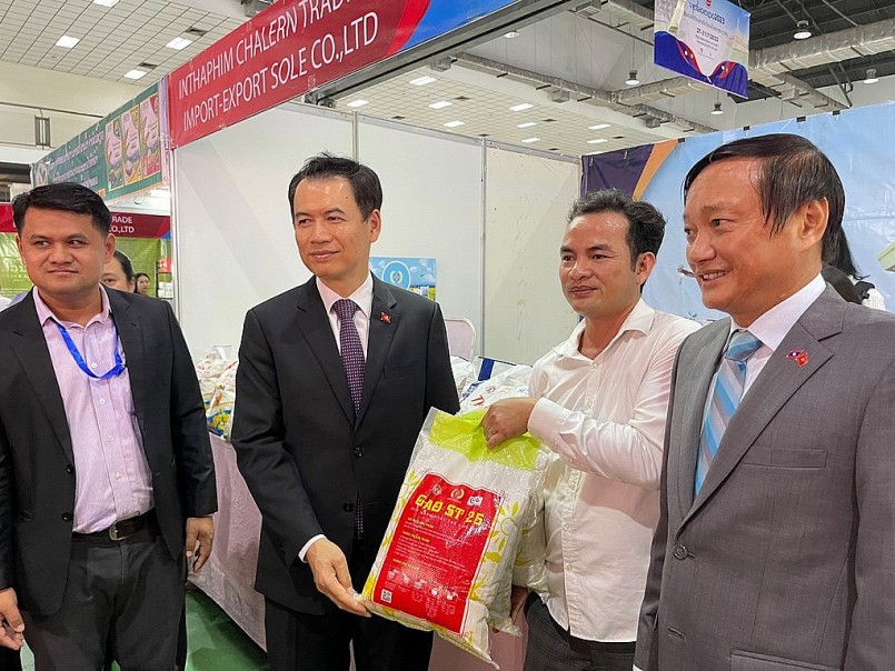 Đại diện doanh nghiệp phân phối sản phẩm gạo Việt Nam tại Hội chợ