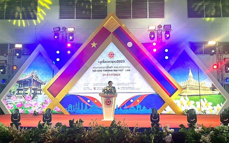 Ông Nguyễn Bá Hùng - Đại sứ đặc mệnh toàn quyền Việt Nam tại CHDCDN Lào phát biểu tại Lễ khai mạc Hội chợ