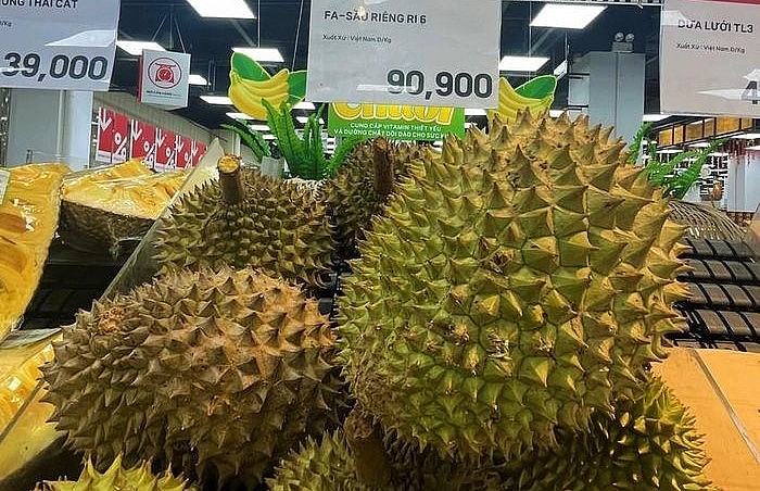 Những ngày qua, sầu riêng Ri6 đang bán ở siêu thị giá 90.900 đồng/kg. 