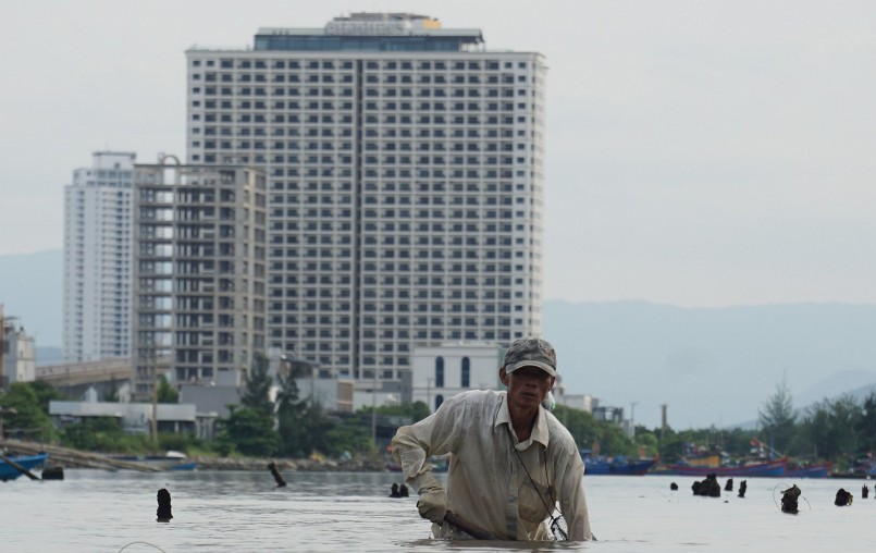 Bắt con phi rất vất vả vì phải ngâm mình nhiều giờ dưới nước biển.