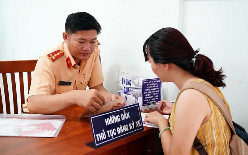 Người dân làm thủ tục đăng ký xe máy ở công an cấp xã.