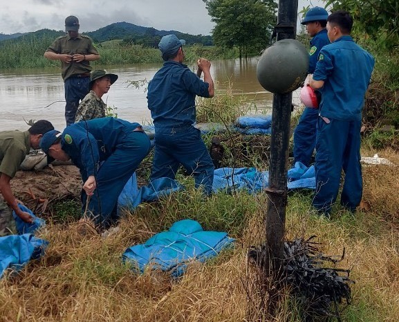 Lực lượng chức năng phối hợp cùng người dân huyện Krông Ana (Đắk Lắk) gia cố các đoạn đê bị hư hỏng ngăn nước sông tràn vào cánh đồng.