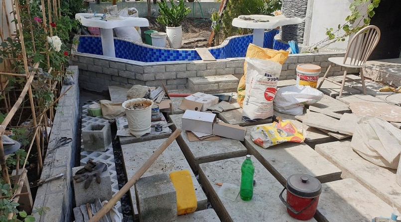 Chị Nga kỳ công đưa vật liệu lân sân thượng làm vườn.