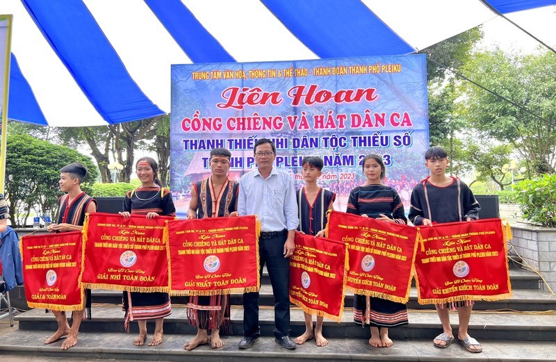 Ban tổ chức trao giải toàn đoàn cho các đội thi.