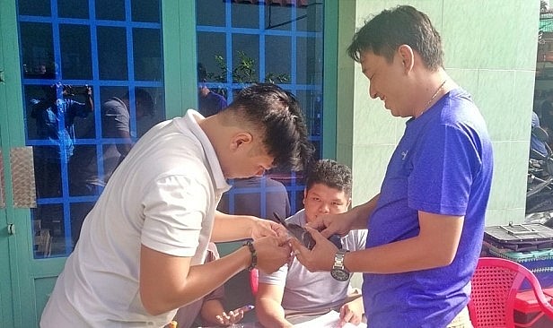 Chân chim bồ câu đua được đeo kiềng có dán tem chứa mã số bí mật trước khi tham gia cuộc đua dài hàng ngàn km.