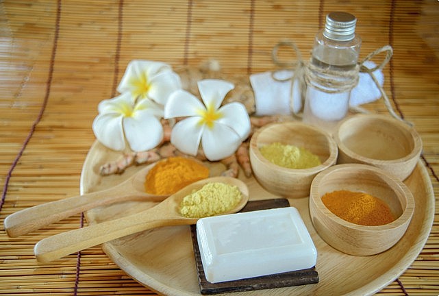 Mặt nạ tinh bột nghệ dầu dừa rất phù hợp cho những người có làn da mụn