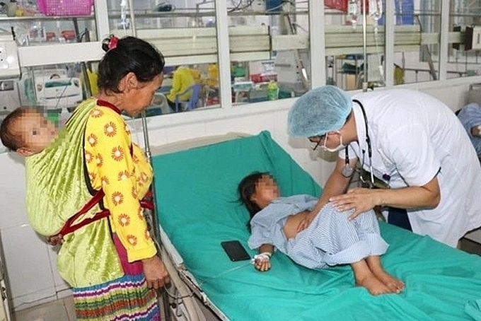 Bác bác sĩ thăm khám cho bệnh nhi bị ngộ độc quả hồng châu. Bác bác sĩ thăm khám cho bệnh nhi bị ngộ độc quả hồng châu.