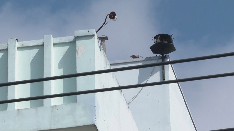 Chiếc loa dẫn dụ chim yến tại một nhà yến ở phường Vĩnh Lạc, TP Rạch Giá (Kiên Giang) mở suốt ngày ảnh hưởng cuộc sống của người dân.