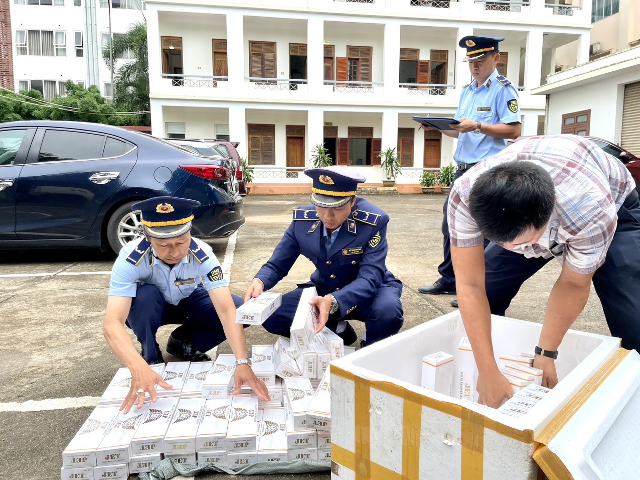 Lực lượng Quản lý thị trường Đắk Lắk thu giữ 700 bao thuốc lá không rõ nguồn gốc xuất xứ. Lực lượng Quản lý thị trường Đắk Lắk thu giữ 700 bao thuốc lá không rõ nguồn gốc xuất xứ.