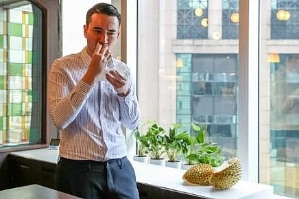 Shea Driscoll, cây bút của tờ Post, đang thử sầu riêng và cho rằng nó có mùi vị như trái chuối chưa chín.