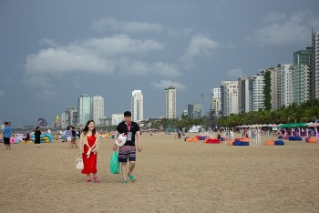 Du khách đổ về các bãi biển Đà Nẵng giải nhiệt