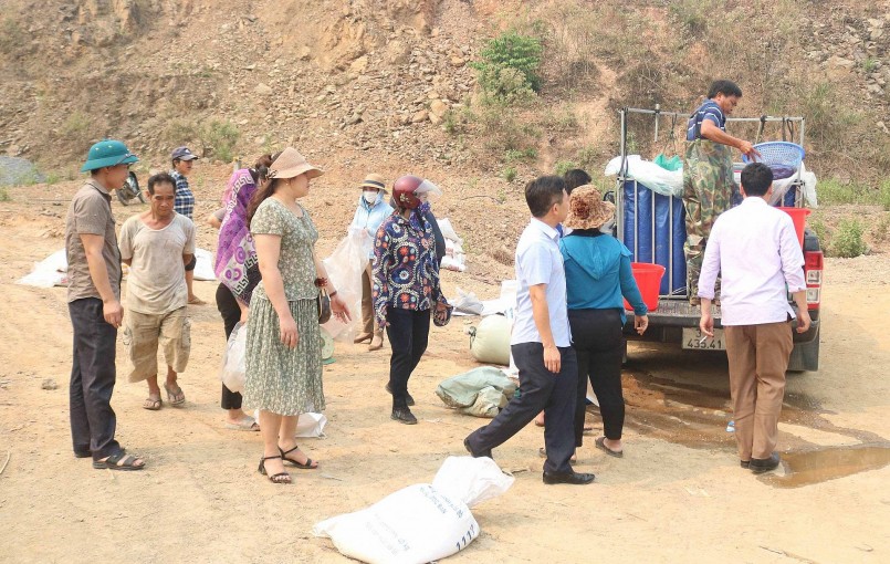 Chương trình cấp phát cá giống được thực hiện tại bản Cánh, xã Tà Cạ, huyện Kỳ Sơn.