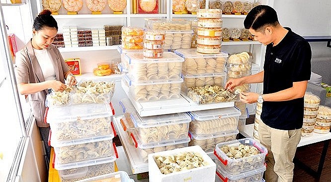 Anh Bùi Phú Hiệp - Giám đốc Công ty Trách nhiệm hữu hạn một thành viên yến sào Nguyên Bản kiểm tra tổ yến.