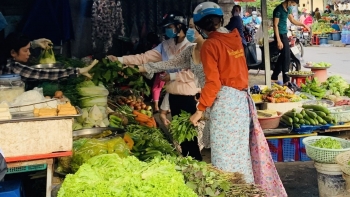 Mưa lớn kéo dài, rau xanh tăng giá mạnh