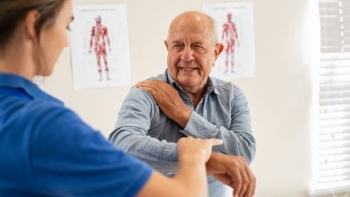 Bổ sung Canxi đúng cách cho người cao tuổi để phòng tránh loãng xương