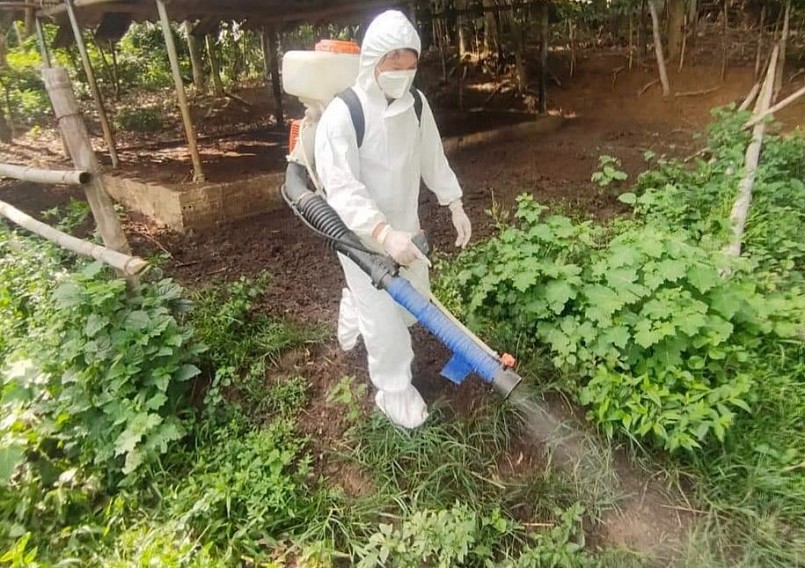 Cán bộ Trung tâm y tế huyện Sìn Hồ Phun CloraminB 25% khử khuẩn môi trường tại khu vực có nguy cơ cao mắc bệnh Than tại xã Chăn Nưa (Sìn Hồ).