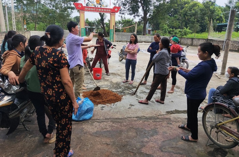 Ông Nguyễn Quốc Hương trong một buổi hướng dẫn nông dân cách đóng bịch phôi nấm. Ông Nguyễn Quốc Hương trong một buổi hướng dẫn nông dân cách đóng bịch phôi nấm.
