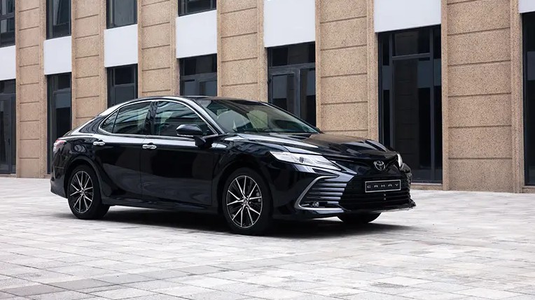 Bảng giá Toyota Camry niêm yết và lăn bánh mới nhất tháng 8/2023