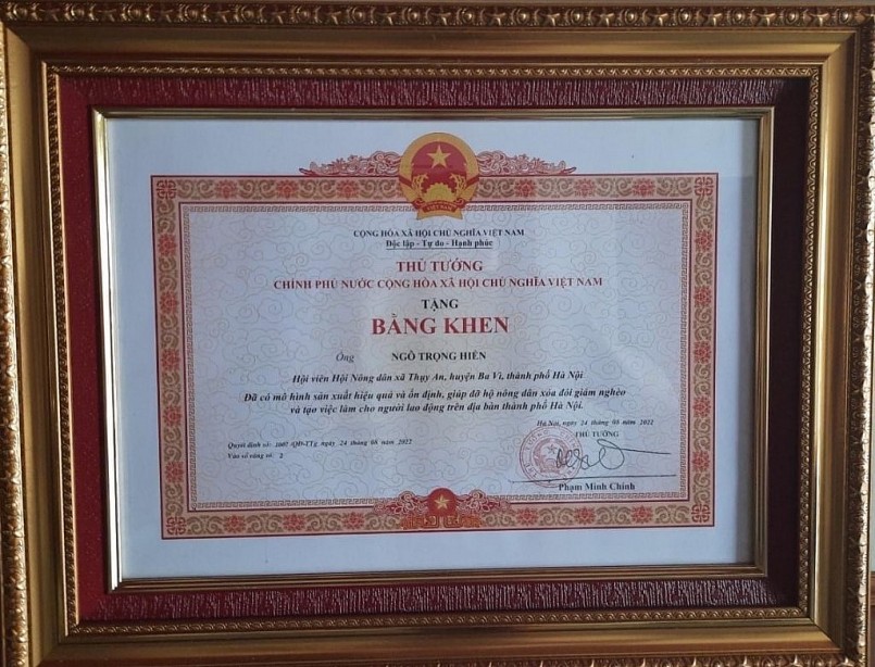 Năm 2022, tỷ phú nuôi gà Ngô Trọng Hiển được nhân Bằng khen của Thủ tướng Chính phủ.