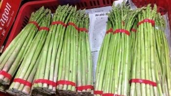 Măng tây giá rẻ bất ngờ, sầu riêng Ri6 lên đến 80.000 đồng/kg