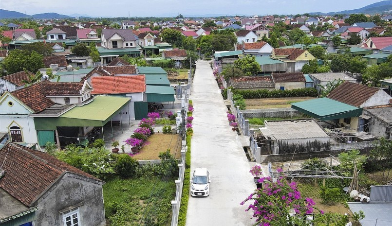 Xen giữ những ngôi nhà khang trang là những con đường thẳng tắp với những giàn hoa giấy tô điểm.