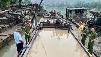Lục Ngạn (Bắc Giang): Tạm giữ 2 tàu khai thác, vận chuyển khoáng sản trái phép